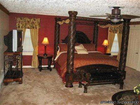 Rock Laurel Bed And Breakfast Candler Room photo