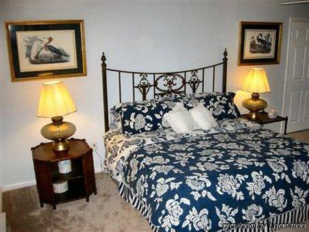 Rock Laurel Bed And Breakfast Candler Room photo